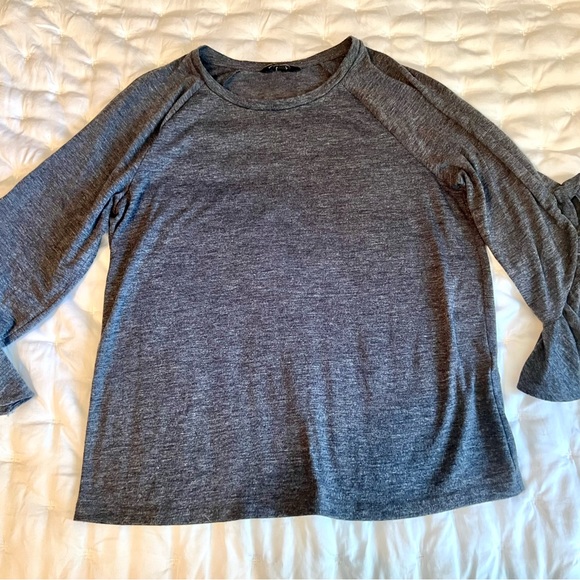 EUC Banana Republic 3/4 sleeve top. Crew neck. Ruffled sleeve. Excellent piece. - Picture 2 of 13